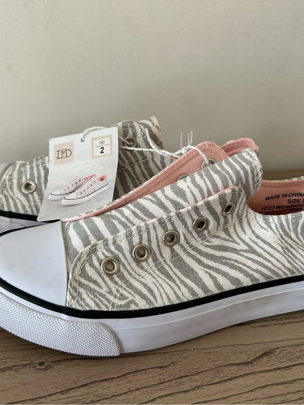 NWT L&D Girls Slip On Sneakers Gray White Zebra Animal Print Low Top Size Kids 2